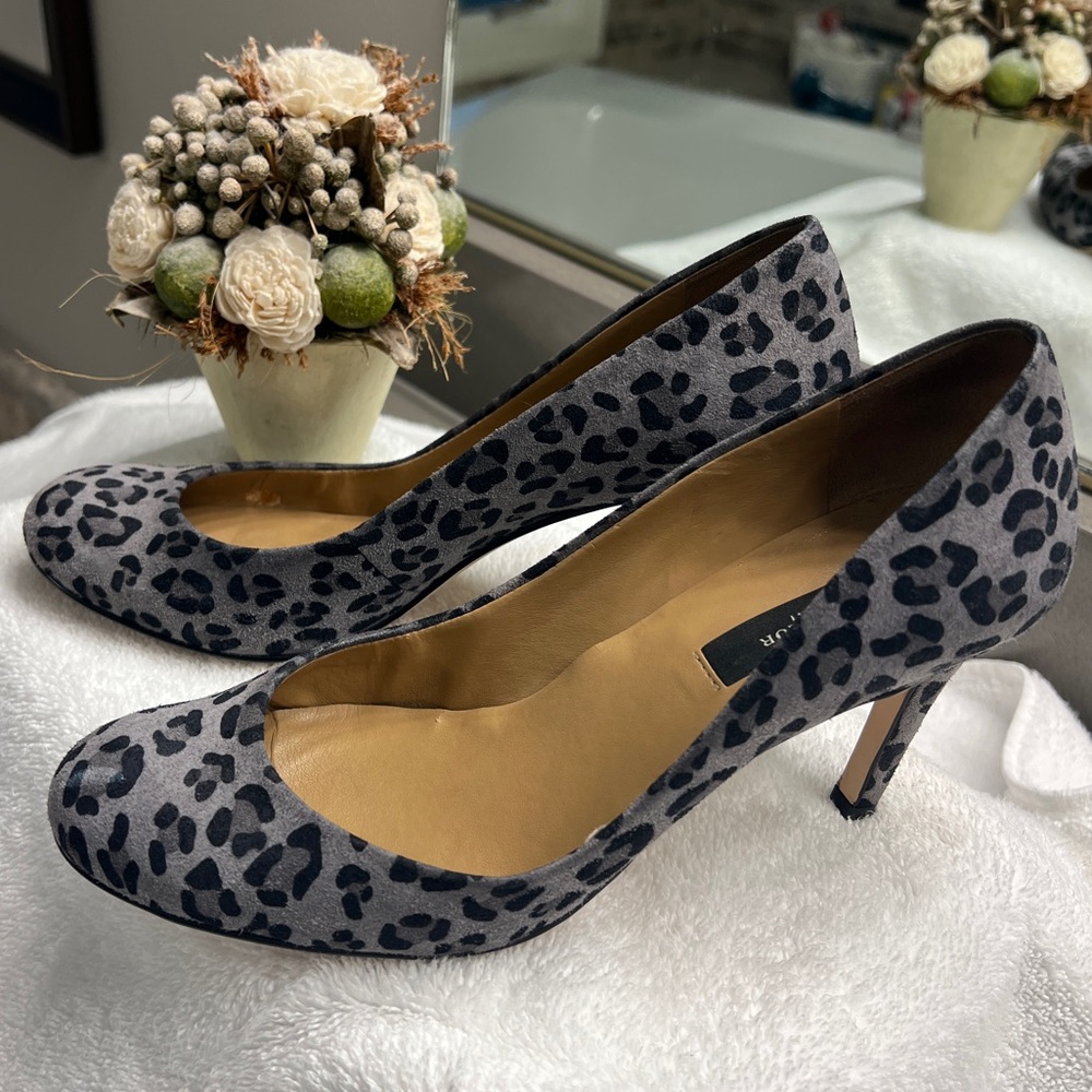 Fabulous Ann Taylor suede blue gray animal print pumps 6.5